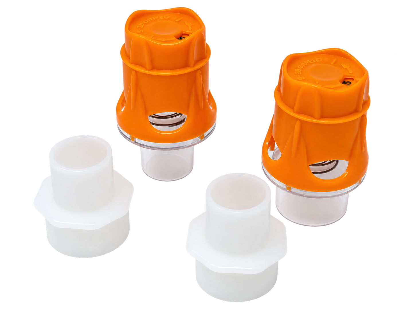 Zwei Koo stepPEEP-Ventile mit orangefarbenen Kappen und weißen Adaptern